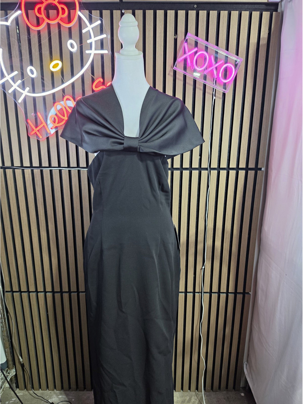 Sonya Moda Black Satin Bow V-Neck Gown L Sleeveless Lined Zip Long